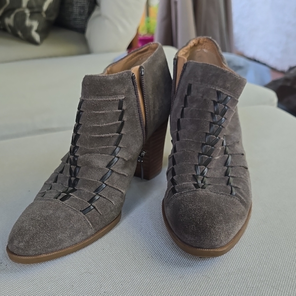 Stylish Women's Suede Ankle Boots - Gray